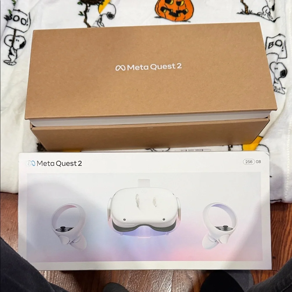 White VR Headset with Controllers - Immersive Virtual Reality Kit